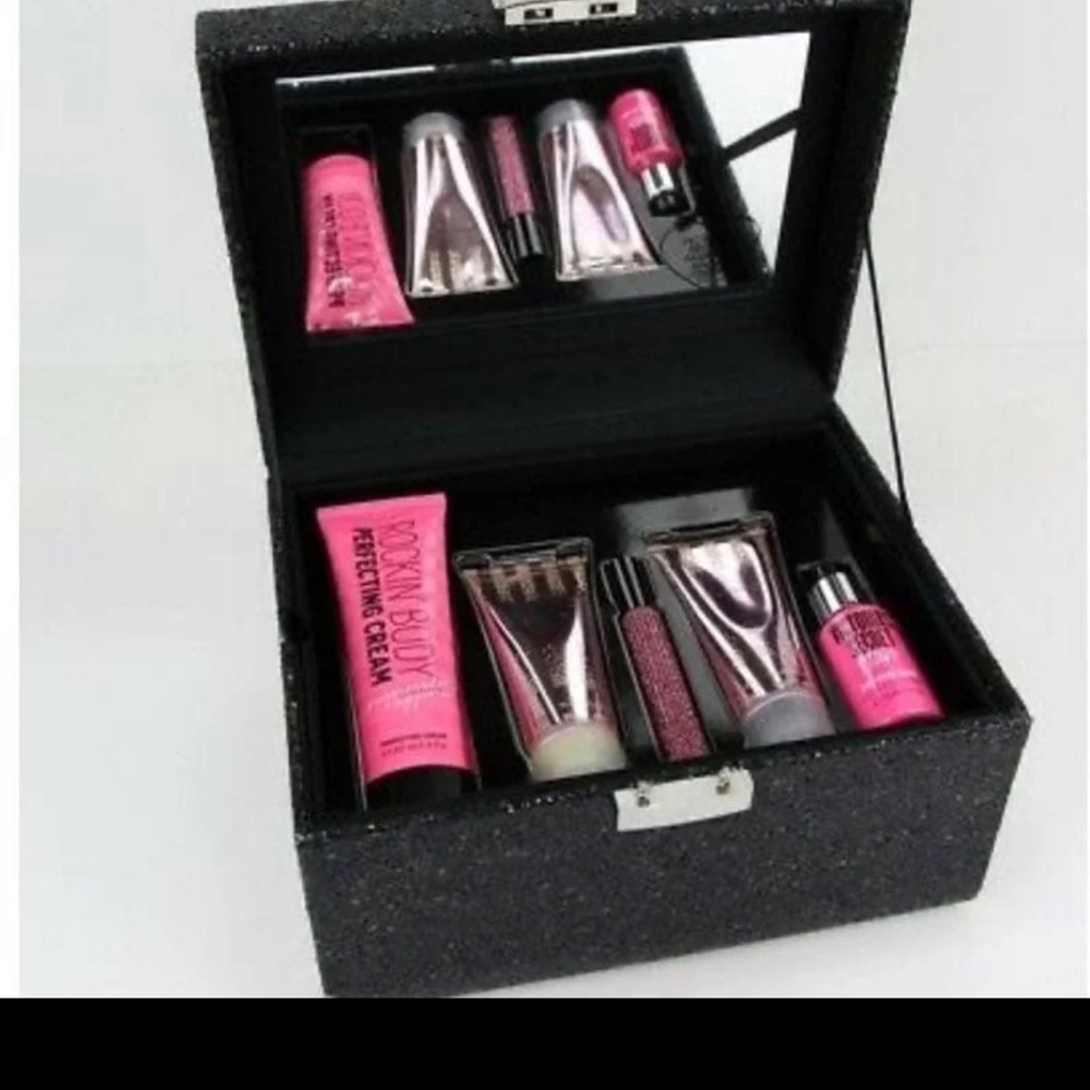 VS Fashion Show Train case new